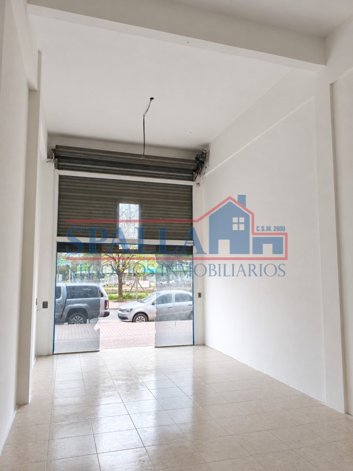 LOCAL COMERCIAL EN ALQUILER - FRENTE A LA ESTACION DE GRAND BOURG 