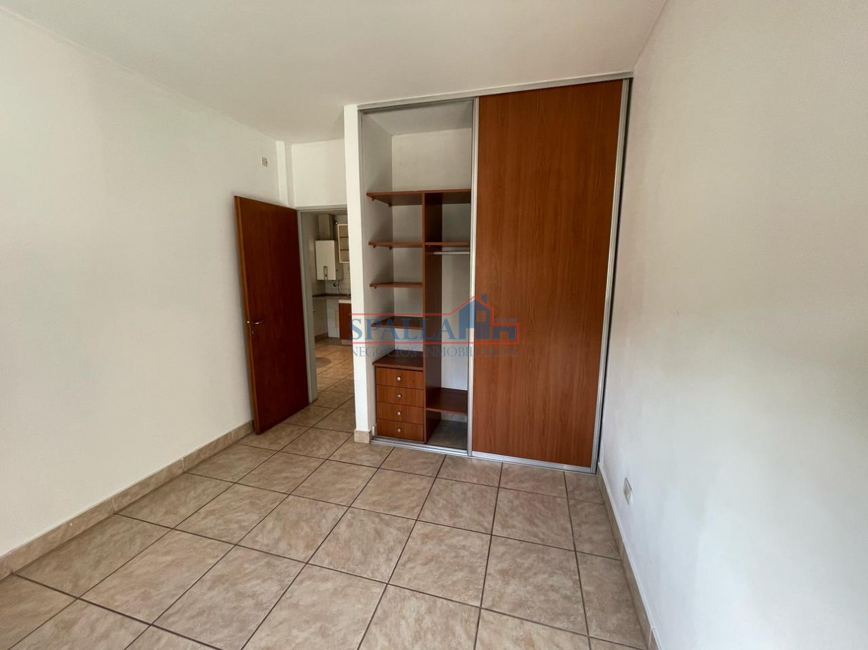 VENTA DEPARTAMENTO DOS AMBIENTES AL FRENTE PLANTA BAJA PILAR CENTRO 