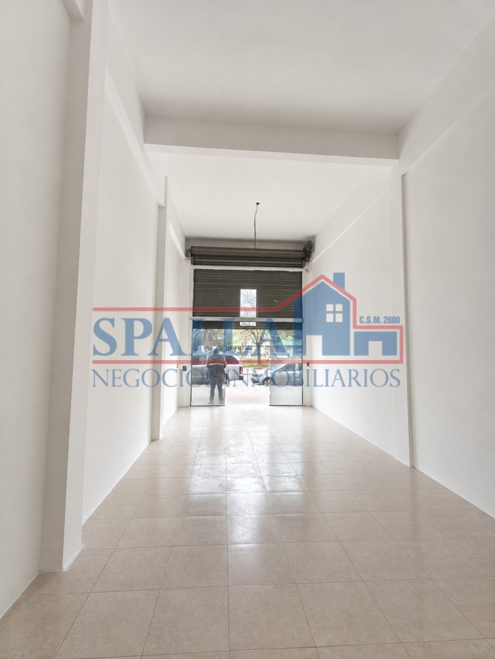 LOCAL COMERCIAL EN ALQUILER - FRENTE A LA ESTACION DE GRAND BOURG 