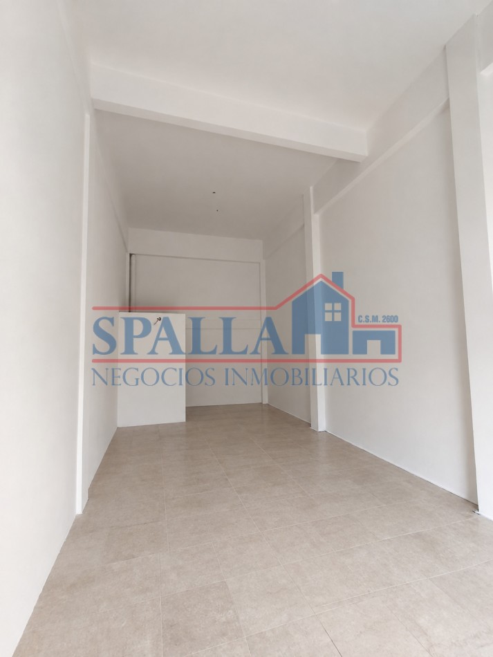 LOCAL COMERCIAL EN ALQUILER - FRENTE A LA ESTACION DE GRAND BOURG 