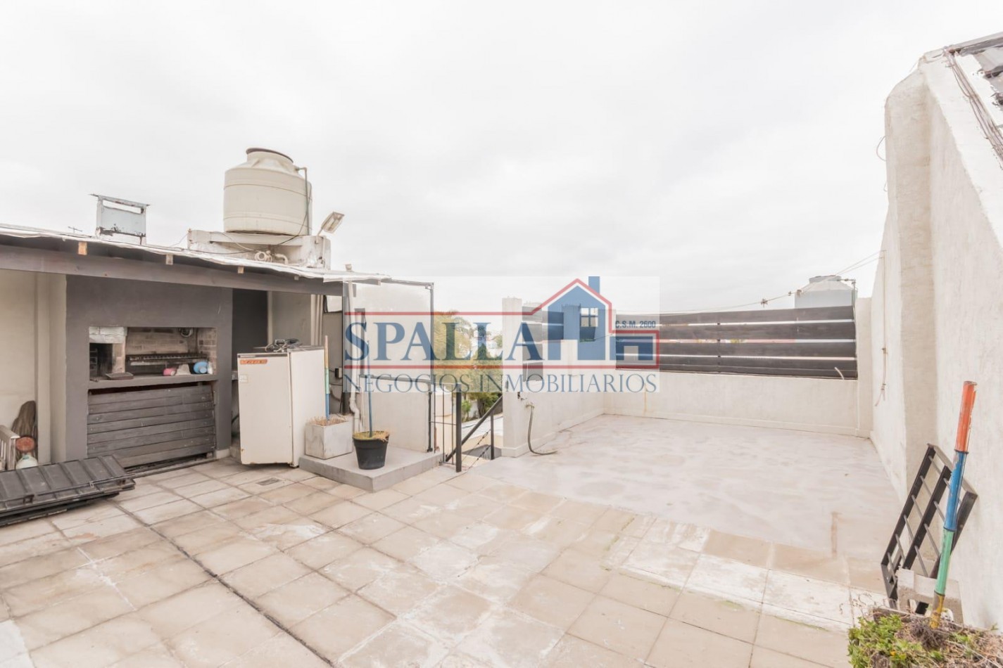 PH 4 AMBIENTES AL FRENTE CON PATIO, TERRAZA Y DOS COCHERAS EN RAMOS MEJIA - EN VENTA - APTO CREDITO