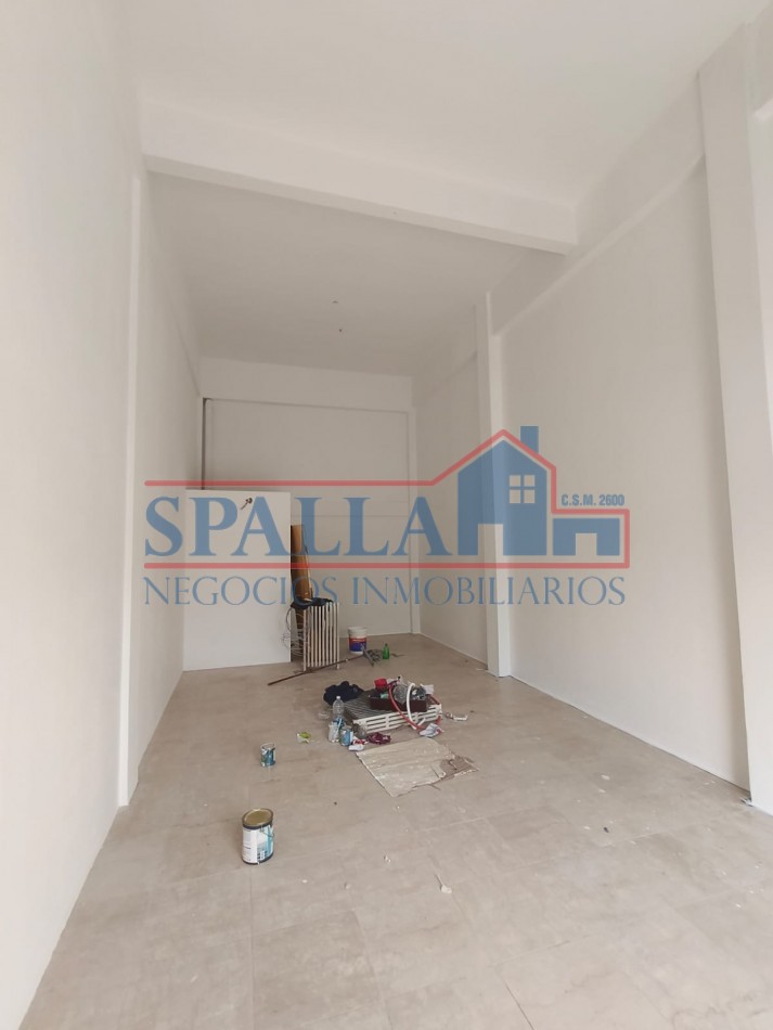 LOCAL COMERCIAL EN ALQUILER - FRENTE A LA ESTACION DE GRAND BOURG 
