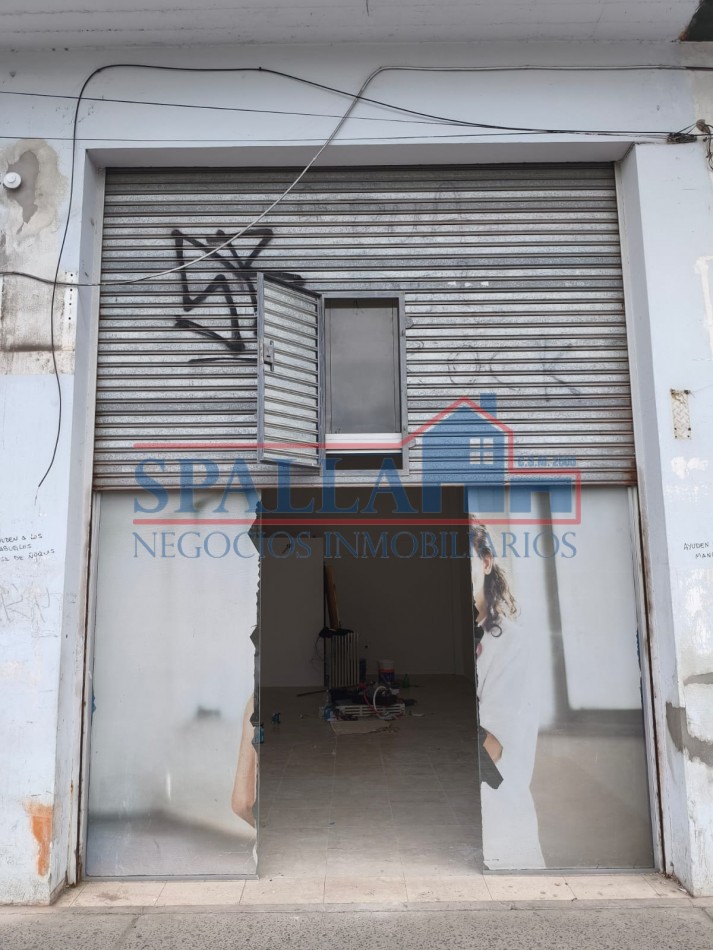 LOCAL COMERCIAL EN ALQUILER - FRENTE A LA ESTACION DE GRAND BOURG 