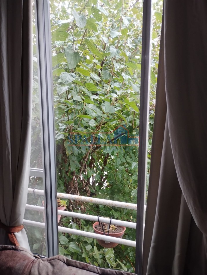 VENTA MONOAMBIENTE AMPLIO CON ENTREPISO PILAR CENTRO CON PATIO Y PILETA