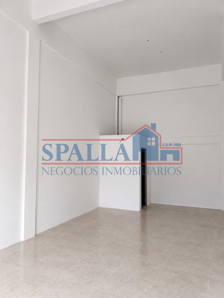 LOCAL COMERCIAL EN ALQUILER - FRENTE A LA ESTACION DE GRAND BOURG 