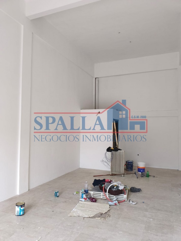 LOCAL COMERCIAL EN ALQUILER - FRENTE A LA ESTACION DE GRAND BOURG 