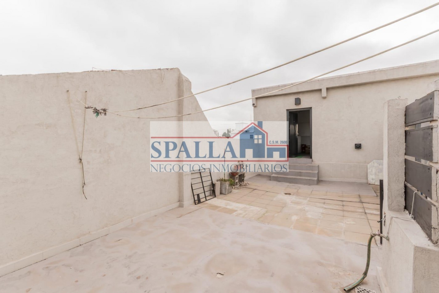 PH 4 AMBIENTES AL FRENTE CON PATIO, TERRAZA Y DOS COCHERAS EN RAMOS MEJIA - EN VENTA - APTO CREDITO