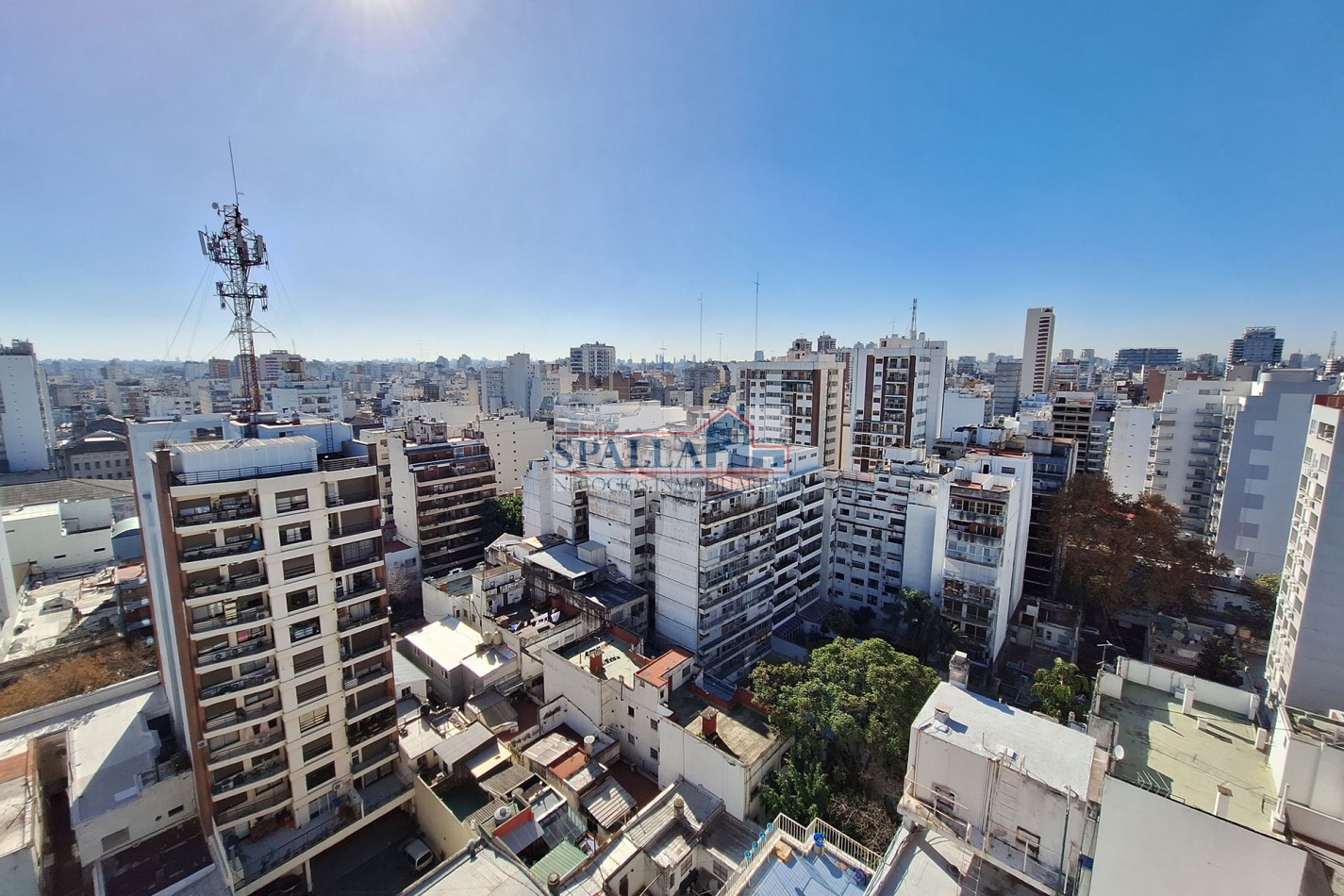 VENTA DE DEPARTAMENTO 4 AMBIENTES EN EDIFICIO DE GRAN CATEGORIA EN FLORES.