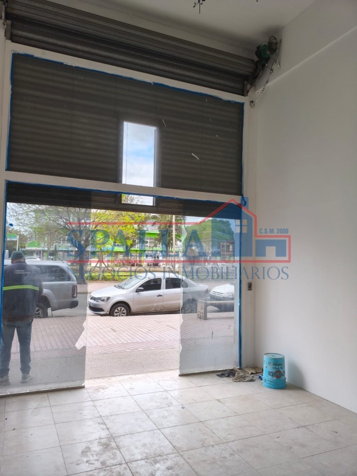 LOCAL COMERCIAL EN ALQUILER - FRENTE A LA ESTACION DE GRAND BOURG 