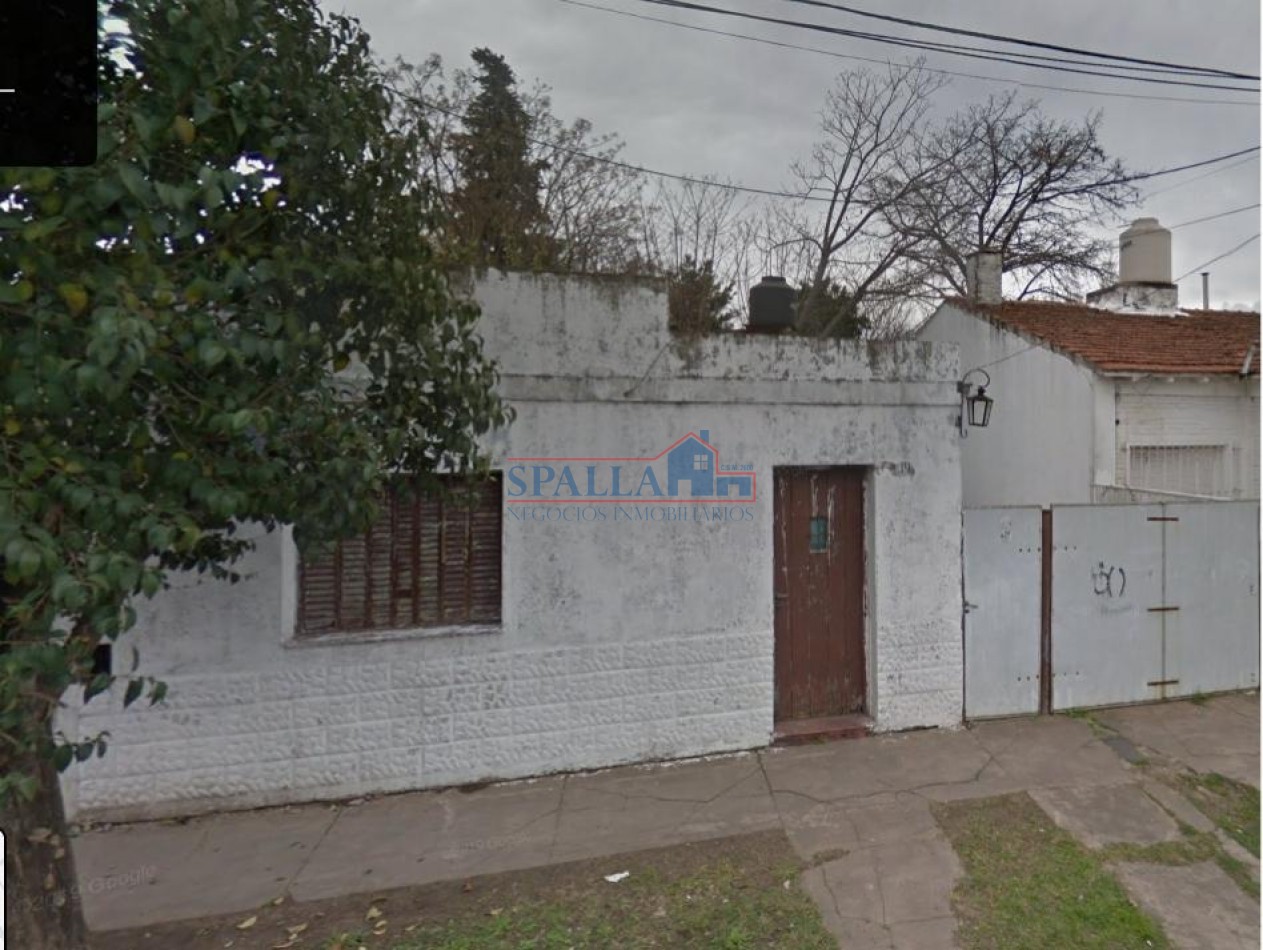 VENTA TERRENO CON CASA PILAR CENTRO A REFACCIONAR O DEMOLER UR1