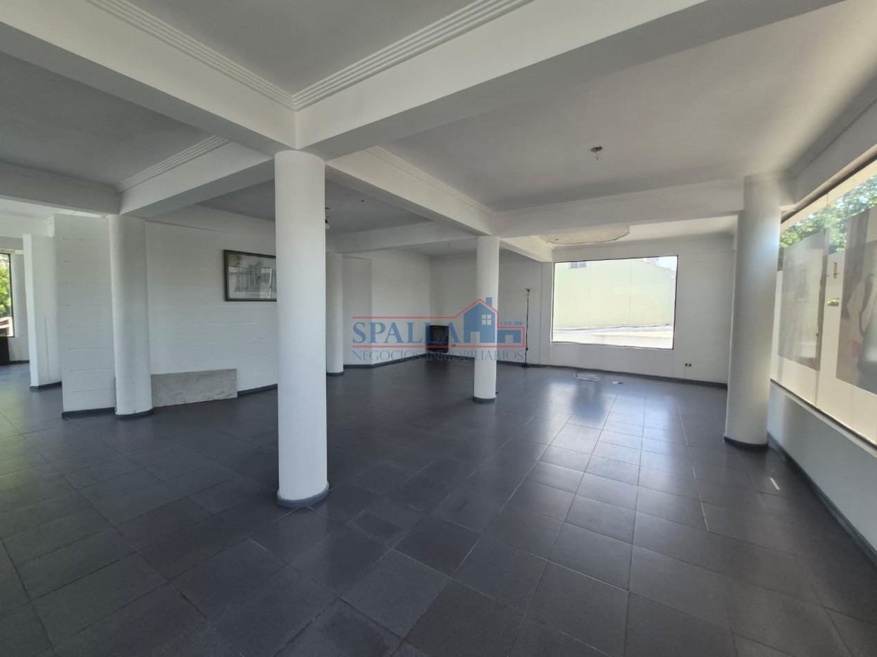 VENTA LOCAL COMERCIAL CON ESTACIONAMIENTO PROPIO PILAR CENTRO