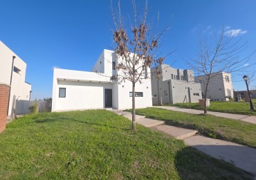 VENTA CASA DE 7 AMBIENTES EN SANTA LUCIA, PILAR DEL ESTE