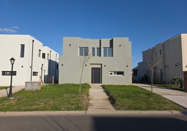 VENTA CASA DE 5 AMBIENTES EN SANTA LUCIA, PILAR DEL ESTE